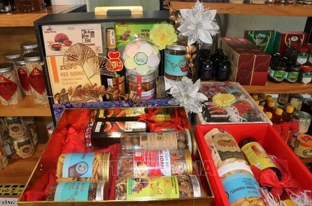 Các làng nghề truyền thống tăng công suất làm hàng Tết