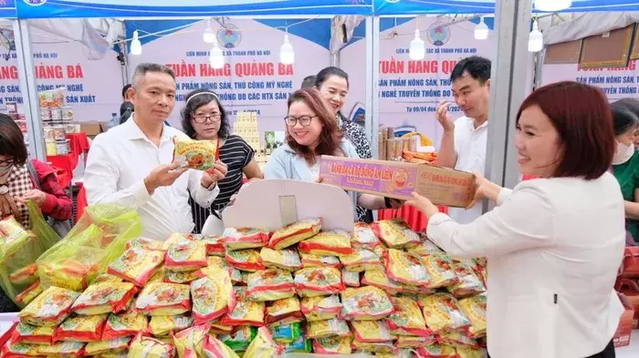 Du khách nước ngoài thích thú với sản phẩm của các hợp tác xã Hà Nội