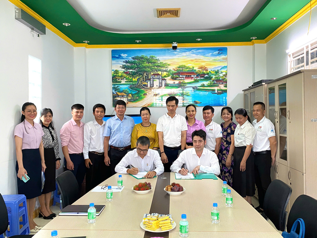 KÝ KẾT HỢP TÁC GIỮA CÔNG TY CỔ PHẦN KHOA HỌC SABIO VÀ VIỆN NUÔI TRỒNG THUỶ SẢN-TRƯỜNG ĐẠI HỌC NHA TRANG