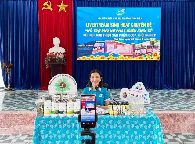 Phụ nữ phường Vĩnh Điện livestream quảng bá, tiêu thụ sản phẩm OCOP